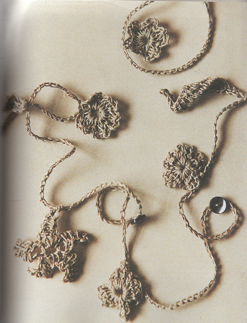 daisy crochet necklace